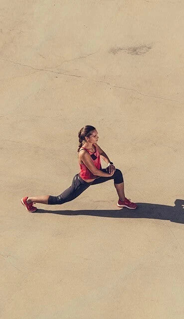 Atleta alongando antes do treino