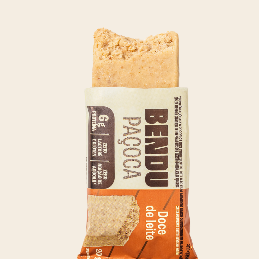 Paçoca Whey Doce de Leite Bendu 20 g sobre a embalagem aberta
