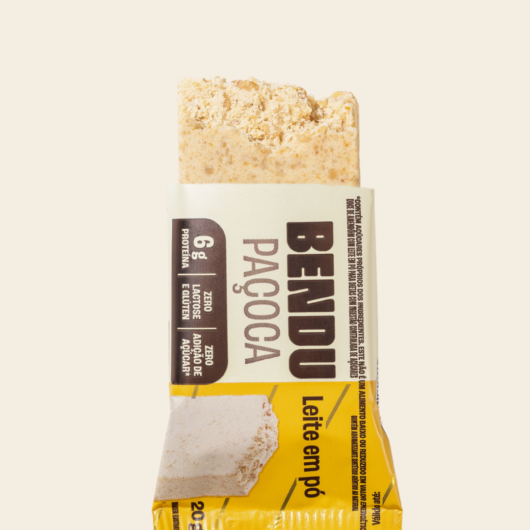 Paçoca Whey Leite em Pó Bendu 20 g sobre a embalagem aberta