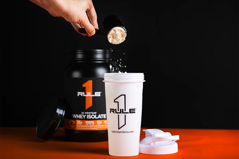 Scoop de R1 Protein sendo despejado no shaker