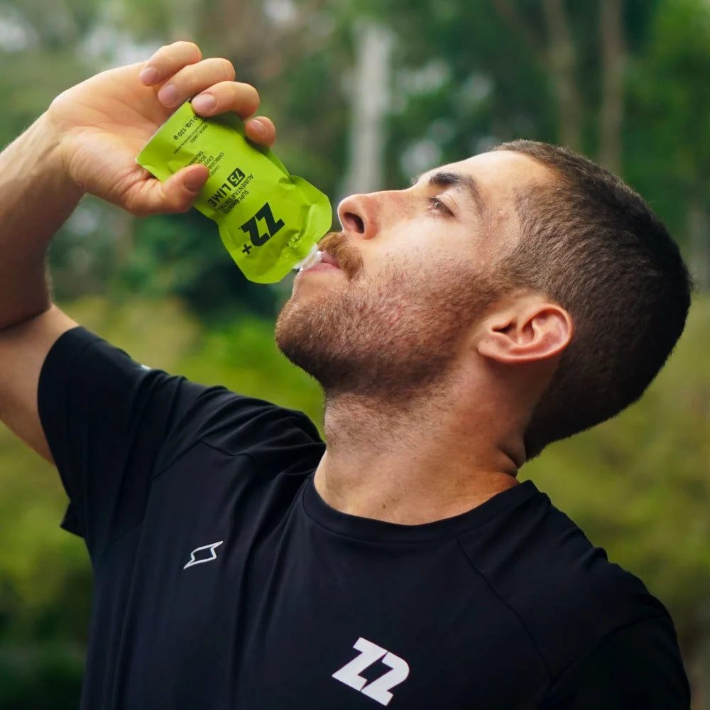 Atleta consumindo o Z2+ Lime em movimento