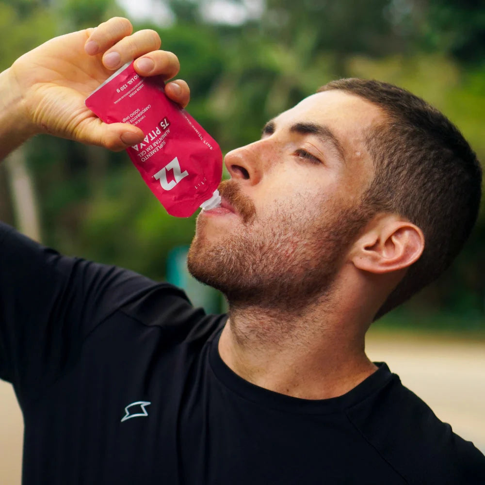 Atleta consumindo o Z2 Pitaya em movimento